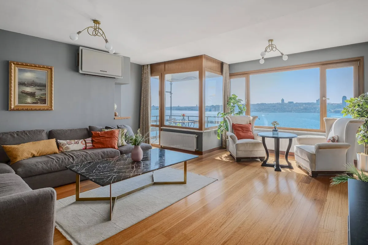 Bosphorus Eye'ın Üsküdar'daki Boğaz manzaralı salonu